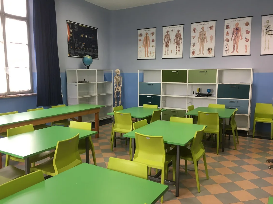 Laboratorio di scienze, fotografia dal precedente sito Olipress
